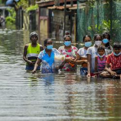 Los residentes se abren paso a través de las inundaciones después de las fuertes lluvias monzónicas en Kelaniya, en las afueras de Colombo. | Foto:Ishara S. Kodikara / AFP