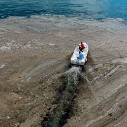 Esta fotografía aérea tomada en el mar de Mármara de Turquía en un puerto en la costa de Estambul muestra mucílagos, una capa gelatinosa de limo que se desarrolla en la superficie del agua debido a la excesiva proliferación de fitoplancton, amenazando gravemente a la población. bioma marino. | Foto:Yasin Akgul / AFP