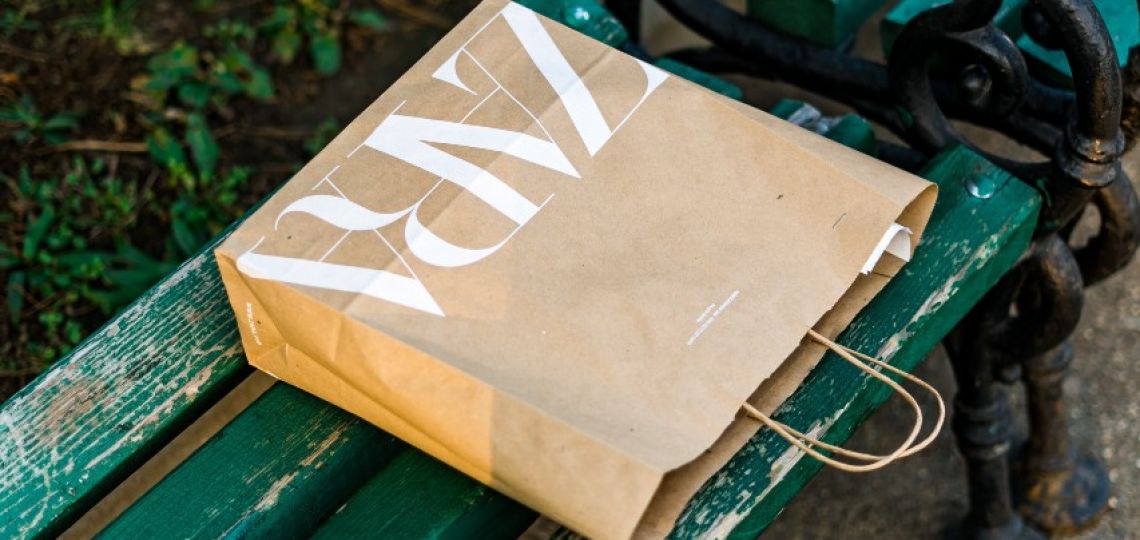 Jeans: ¿cuál es el misterio detrás de las largas etiquetas de Zara?