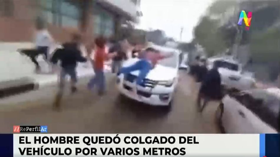 Ministro Gómez arrastró a un manifestante con su vehículo
