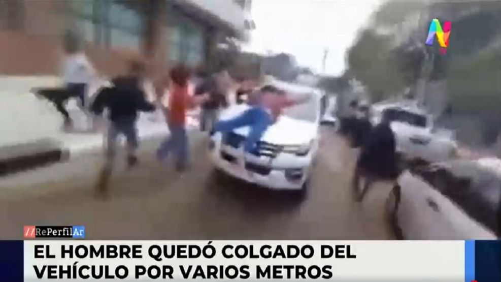 Ministro Gómez arrastró a un manifestante con su vehículo