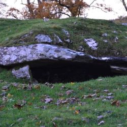 El hallazgo tuvo lugar en Kilmartin Glen, una zona prehistórica escocesa mundialmente conocida por sus tumbas en montículos y esculturas geométricas, un es