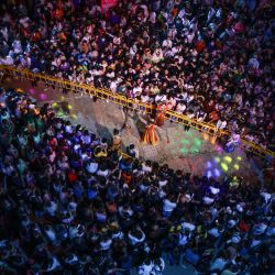Esta foto aérea muestra a personas viendo una actuación en un mercado nocturno en Shenyang, en la provincia nororiental china de Liaoning. | Foto:STR / AFP