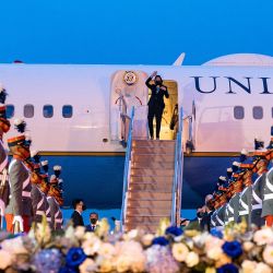 La vicepresidenta de Estados Unidos, Kamala Harris, saluda a su llegada al Aeropuerto Internacional La Aurora en la ciudad de Guatemala. | Foto:Jim Watson / AFP