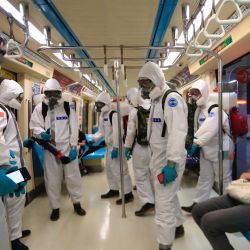 Soldados militares vestidos con trajes de protección completos desinfectan un tren de metro después de un brote grave con un número creciente de infecciones domésticas y muertes relacionadas con la enfermedad COVID-19. | Foto:Daniel Ceng Shou-Yi / ZUMA Wire / DPA