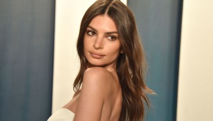 Emily Ratajkowski en un total denim look de Prada