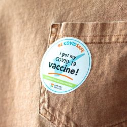 Vacunarse contra el Covid en los Estados Unidos es una posibilidad que contemplan los que no reúnen los requisitos para hacerlo en la Argentina.