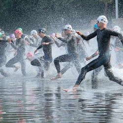 Berlín: los atletas corren hacia el agua del Wannsee después de la señal de salida del sprint masculino del Campeonato de Alemania de Triatlón 2021. | Foto:Paul Zinken / dpa-Zentralbild / DPA
