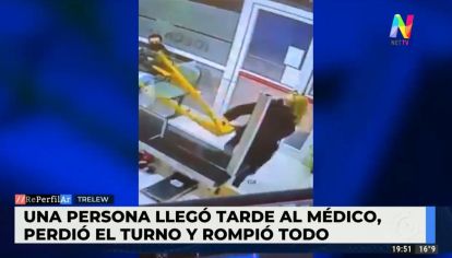 Video: llegó tarde al médico, perdió el turno y rompió todo por un ataque de furia