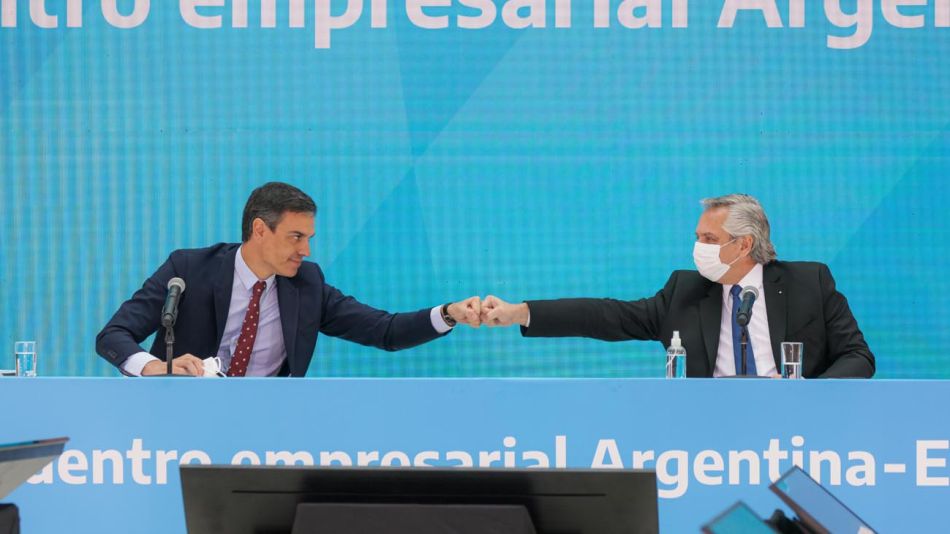 A los botes. El Presidente con su par español, Pedro Sánchez, el día del papelón.