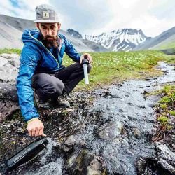 Llevar agua siempre encima es fundamental cada vez que salgamos, aunque a veces puede ser difícil encontrar una fuente limpia de la cual abastecernos. 