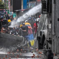 Agentes de la policía rocían con un cañón de agua a los manifestantes durante una protesta contra el gobierno del presidente colombiano Iván Duque en Bogotá. | Foto:Juan Barreto / AFP