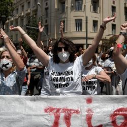 Los maestros gritan consignas durante una manifestación como parte de una huelga general de 24 horas, convocada por los sindicatos de Grecia para protestar contra el nuevo proyecto de ley laboral del gobierno, que según los trabajadores erosionará sus derechos, en Atenas. | Foto:Louisa Gouliamaki / AFP