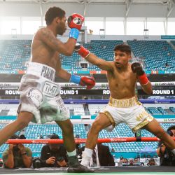 Adrian Bento intercambia golpes con Pedro Cruz durante su pelea de pesos ligeros en el Hard Rock Stadium en Miami Gardens, Florida. | Foto:Cliff Hawkins / Getty Images / AFP