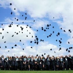 Los alumnos lanzan sus birretes al aire después de una ceremonia de graduación en su último día de clases en BBG Academy en Bradford. | Foto:Danny Lawson / PA Wire / DPA