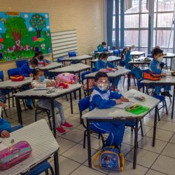 Los niños asisten a una clase sobre la reanudación de las clases presenciales en la Ciudad de México, luego de que las actividades educativas fueran suspendidas debido a la pandemia del coronavirus COVID-19 durante más de un año. | Foto:Claudio Cruz / AFP