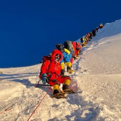 Esta fotografía muestra a los montañistas escalando durante su ascenso a la cima del Monte Everest (8.848,86 metros), en Nepal. | Foto:Pemba Dorje Sherpa / AFP