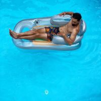 Piel bronceada y malla reveladora: la foto de Onur Tuna, de Doctor Milagro, que enloqueció a sus fans