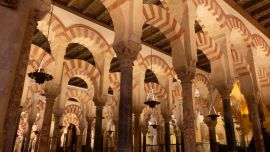 Los dobles arcos rojos y blancos caracterizan el interior de la Mezquita de Córdoba. Foto: Andreas Drouve/dpa
