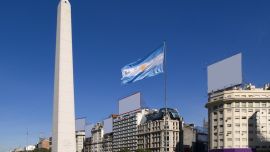 En el Obelisco se encuentra la placa que recuerda la fundación de Buenos Aires.