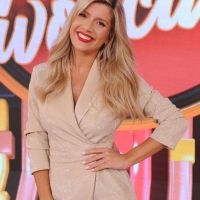 El look de Laurita Fernández para su debut en El club de las divorciadas: piernas al aire, mucho brillo y labios rojos