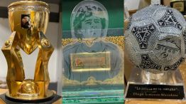 Los trofeos de Maradona que están en la baulera.