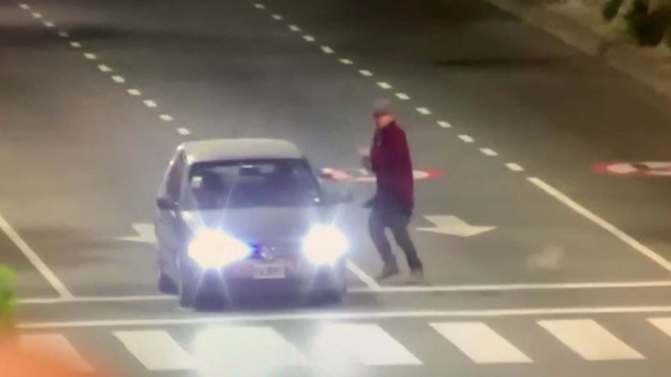 Un policía se agarró a trompadas con un limpiavidrios y le disparó en la pierna 20210615