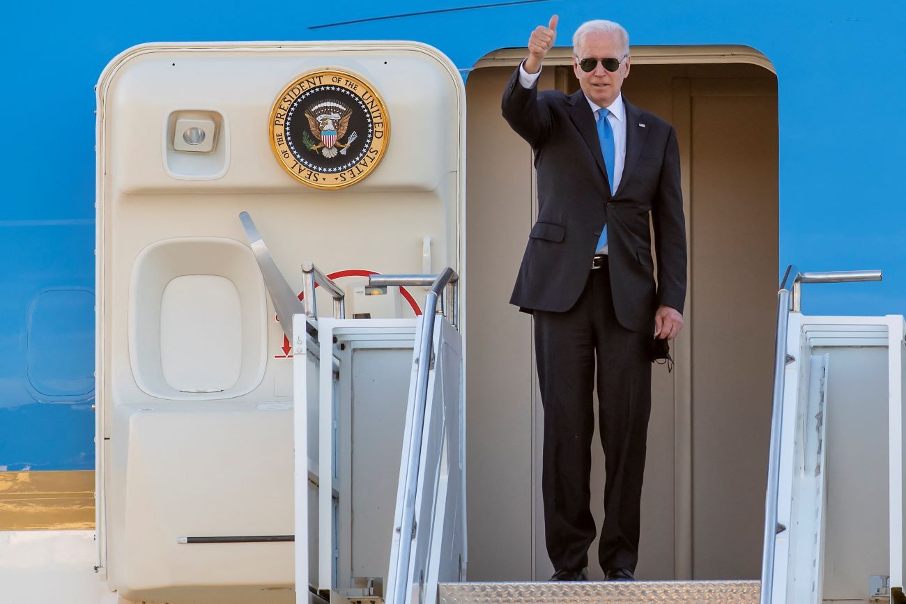 Biden a bordo del Air Force One a punto de iniciar el regreso a Washington.
