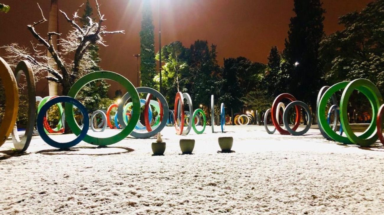 El parque Sarmiento, en la ciudad de Córdoba, nevado.