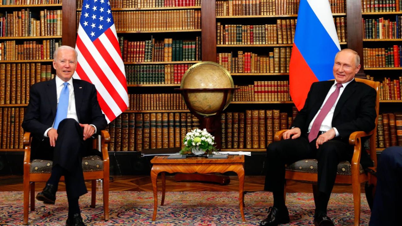 Vladimir Putin y Joe Biden inciaron la etapa de deshielo con un apretón de  manos | Perfil