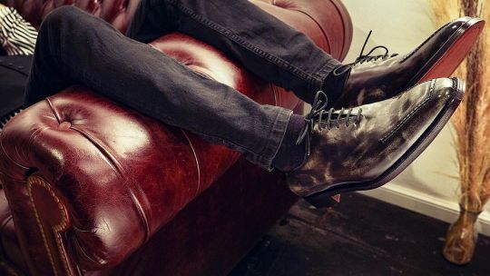 De borcegos a clásicos acordonados: tres firmas de zapatos de autor para hombres