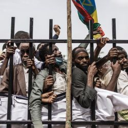 Seguidores del primer ministro etíope, Abiy Ahmed, hacen cola para entrar en el estadio de Jimma, donde el primer ministro realizará un mitin electoral durante su campaña electoral de cara a los comicios del 21 de junio de 2021. | Foto:Marco Longari / AFP
