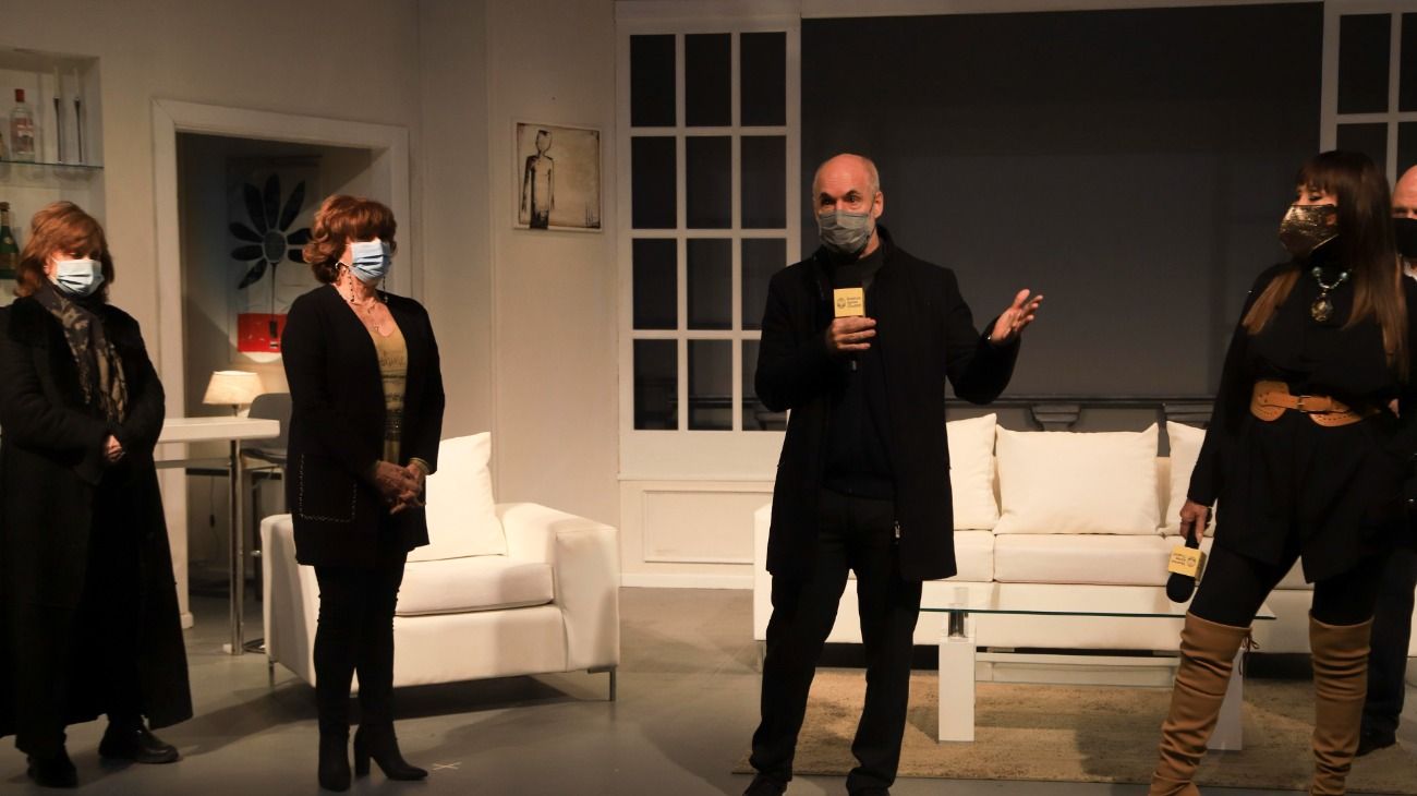 Acompañado por Moria Casán, Thelma Biral, Nora Cárpena y Carlos Rottemberg, Larreta anunció la reapertura de los teatros.