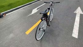 Para que mantenga el equilibrio sola se ha utilizado una rueda de metal, que está montada perpendicularmente y que puede cambiar rápidamente la dirección de su giro.