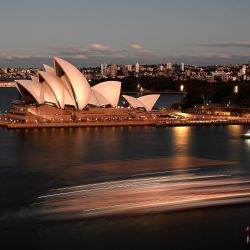 Esta imagen de obturación lenta muestra los tonos del atardecer cayendo sobre las velas del emblemático edificio de la Ópera mientras un ferry se abre paso por el puerto de Sídney. | Foto:Saeed Khan / AFP