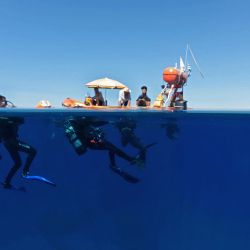 Los buzos que participan en un proyecto para documentar los naufragios en Chipre con imágenes de 360 grados para promover la isla mediterránea como destino de buceo para los turistas, se preparan para bucear en el naufragio del Lef1 frente a la costa de Larnaca. | Foto:Emily Irving-Swift / AFP