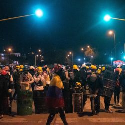 Colombia, Bogotá: Miembros del llamado frente sostienen escudos durante una nueva jornada de protestas antigubernamentales contra las reformas sanitaria y tributaria del presidente Iván Duque y la brutalidad policial que deja al menos 70 muertos en el último mes de protestas. | Foto:Daniel Romero / LongVisual vía ZUMA Wire / DPA