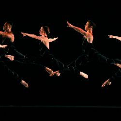 Bailarines de la Paul Taylor Dance Company interpretan  | Foto:Frazer Harrison / Getty Images / AFP