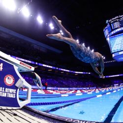 Simone Manuel, de Estados Unidos, compite en una eliminatoria preliminar de los 200 metros espalda masculinos durante el quinto día de las pruebas de natación del equipo olímpico de Estados Unidos 2021 en el CHI Health Center en Omaha, Nebraska. | Foto:Maddie Meyer / Getty Images / AFP