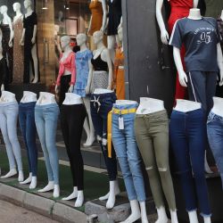 Una mujer lleva una mascarilla mientras pasa por delante de una tienda abierta en un mercado, después de que las autoridades suavizaran el cierre impuesto como medida preventiva contra el Covid-19. | Foto:Amarjeet Kumar Singh / SOPA Images vía ZUMA Wire / DPA