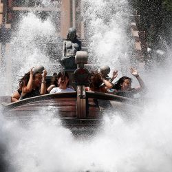 La gente se sube en un juego temático de agua en el parque de atracciones Cinecitta World, que ha reabierto tras un largo cierre debido a la pandemia de coronavirus. | Foto:Cecilia Fabiano / LaPresse vía ZUMA Press / DPA
