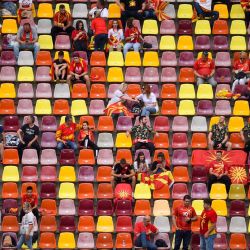 Los seguidores de Macedonia del Norte esperan el inicio del partido de fútbol del Grupo C de la Eurocopa 2020 entre Ucrania y Macedonia del Norte en el National Arena de Bucarest. | Foto:Mihai Barbu / POOL / AFP