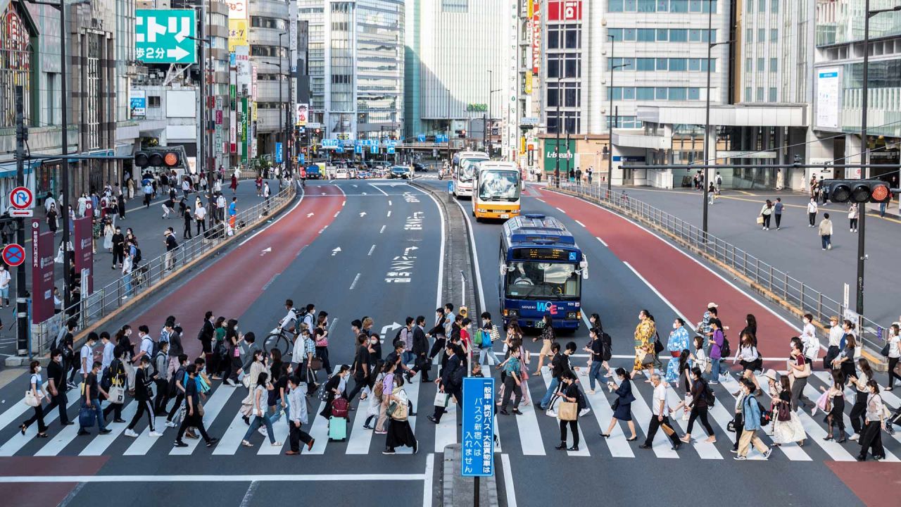 La gente cruza una calle fuera de la estación de tren de Shinjuku en Tokio, después de que Japón anunciara que el estado de emergencia por virus en Tokio y varias otras regiones se levantará a fines de junio, poco más de un mes antes de los Juegos Olímpicos. | Foto:Charly Triballeau / AFP