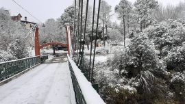 Las calles de Alpa Corral se tiñeron sorpresivamente de blanco.