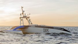 Este innovador trimarán puede alcanzar velocidades máximas de 18 km/h.