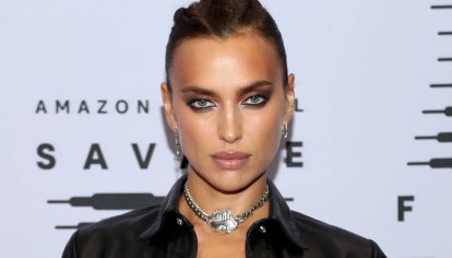 En borcegos y jeans tiro bajo Irina Shayk viralizó este look