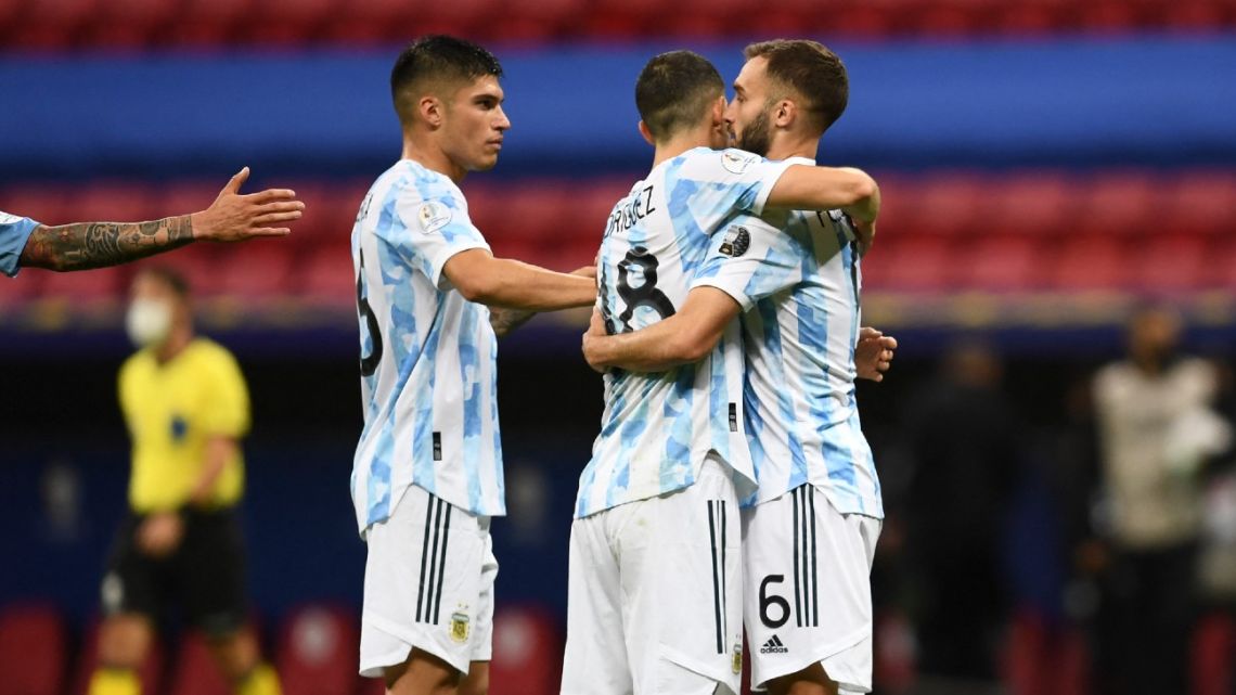(Left to right)Argentina's Nicolás González, Guido Rodríguez and Germán Pezzella celebrate after defeating Uruguay 1-0 in their CONMEBOL Copa America 2021 clash at the Mane Garrincha Stadium in Brasilia, on June 18, 2021. 