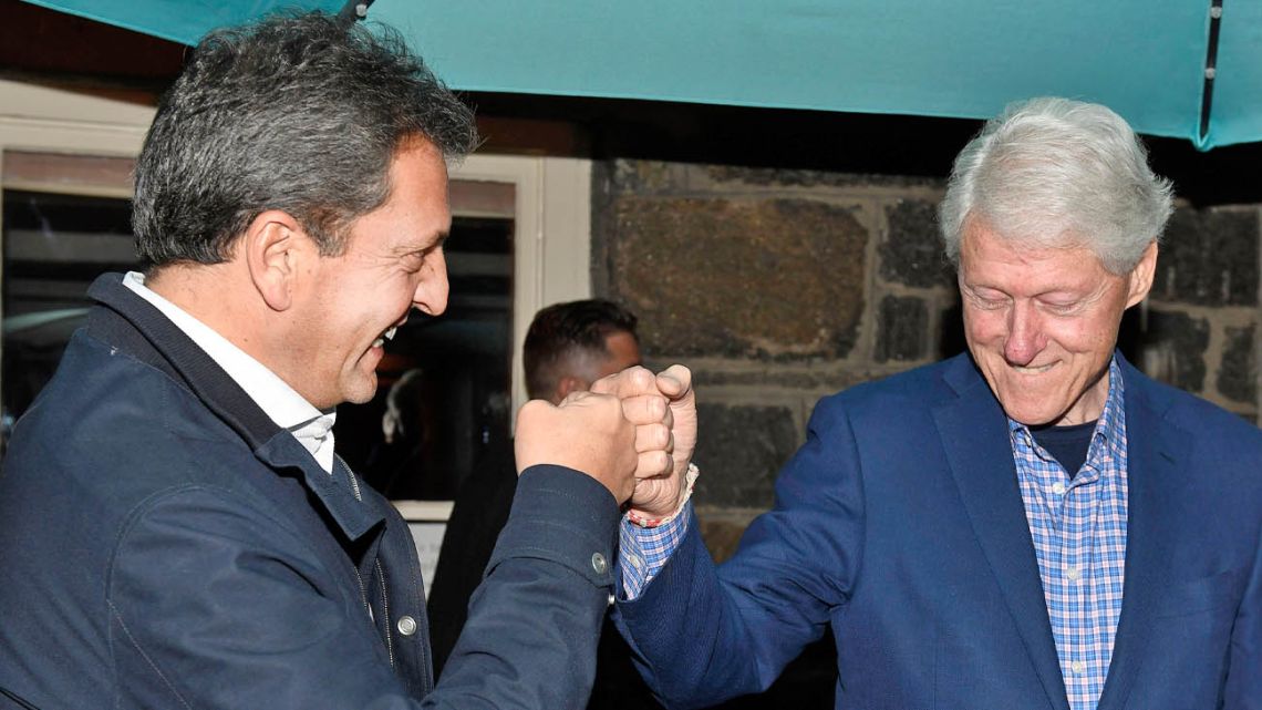 Lower House Speaker Sergio Massa and ex-US president Bill Clinton greet each other in New York.