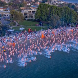 Los nadadores participan en la edición 2021 del Dark Mofo Nude Solstice Swim en la playa de Sandy Bay en Hobart. | Foto:Rob Blakers / DPA
