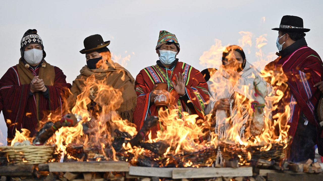 Indígenas aymaras participan en la celebración del año nuevo aymara en Tiwanaku, Bolivia. - Bolivia reanudó las celebraciones del Año Nuevo Andino en el solsticio de invierno que marca el año 5529. | Foto:Aizar Raldes / AFP